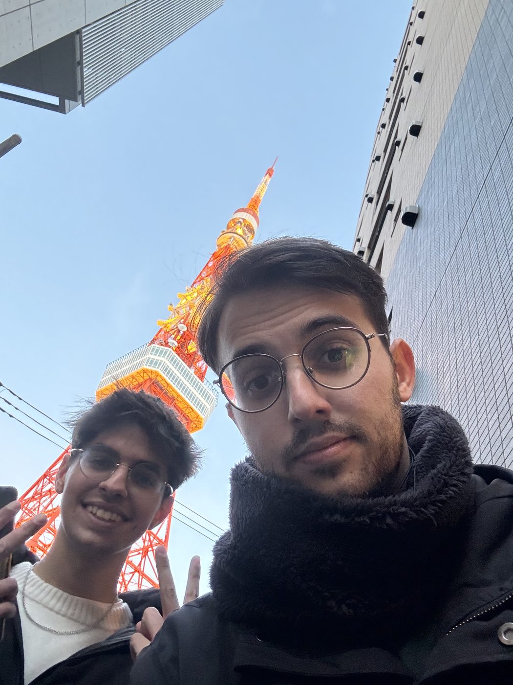 Los dos hermanos bajo la Torre de Tokio.