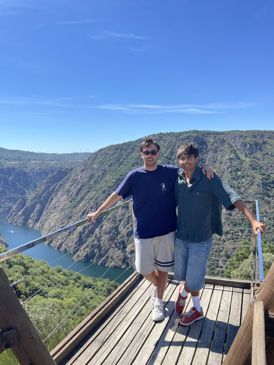 Los dos hermanos en un mirador sobre el río.